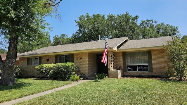 ranch-style house featuring a front yard