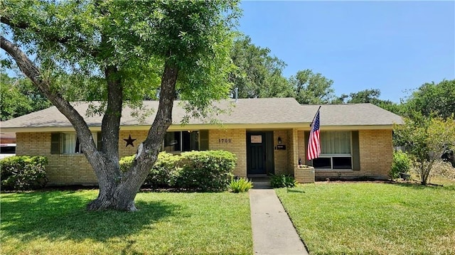 ranch-style home featuring a front lawn