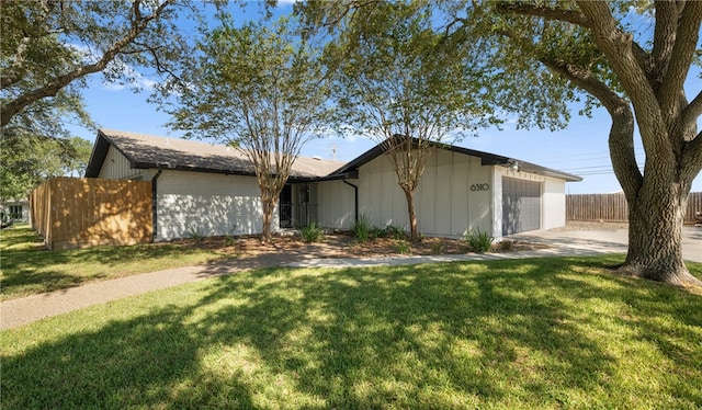 view of front facade with a garage and a front yard