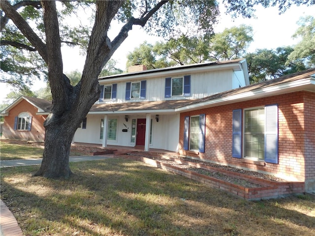 view of front of house featuring a front yard