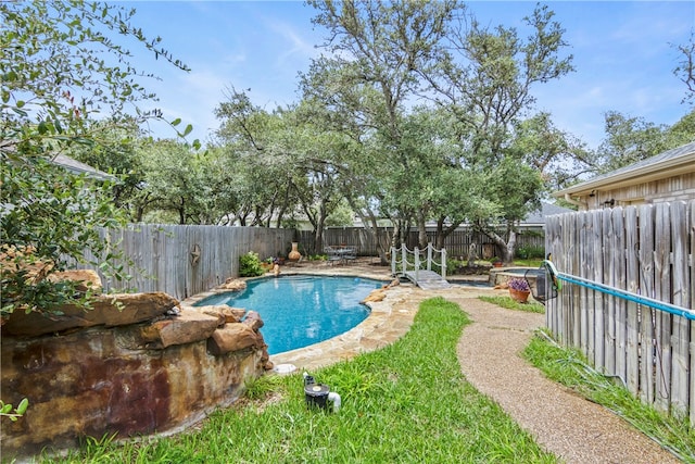 view of swimming pool