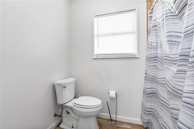 607 E 11th St, Bishop, TX 78343 - full bathroom with baseboards, toilet, and a shower with curtain