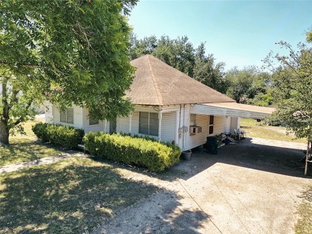 view of front of home with a front lawn