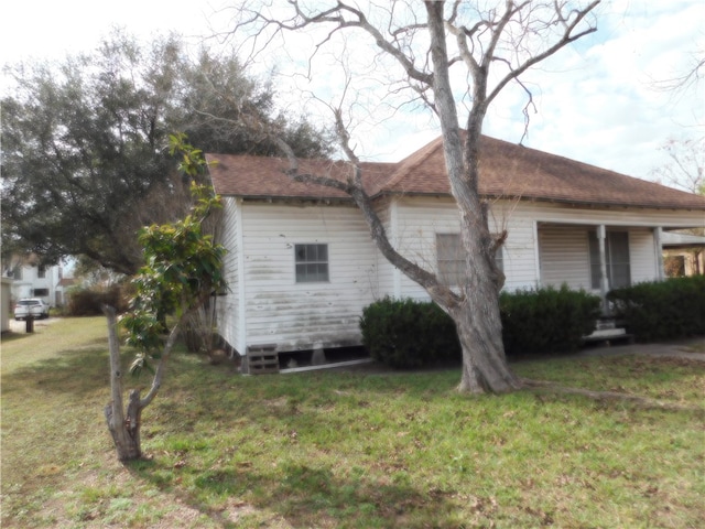 view of side of property featuring a yard