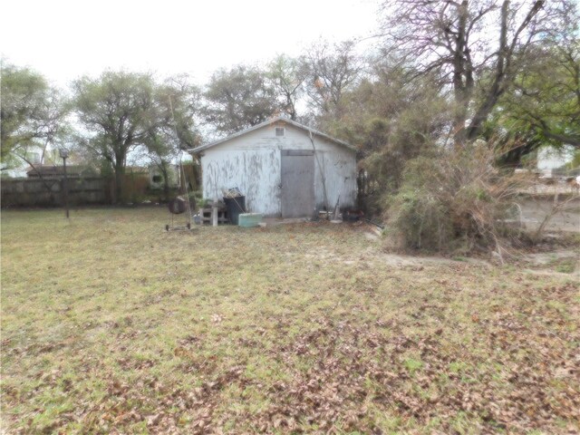 view of yard featuring a storage shed