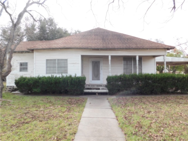 view of front facade featuring a front yard