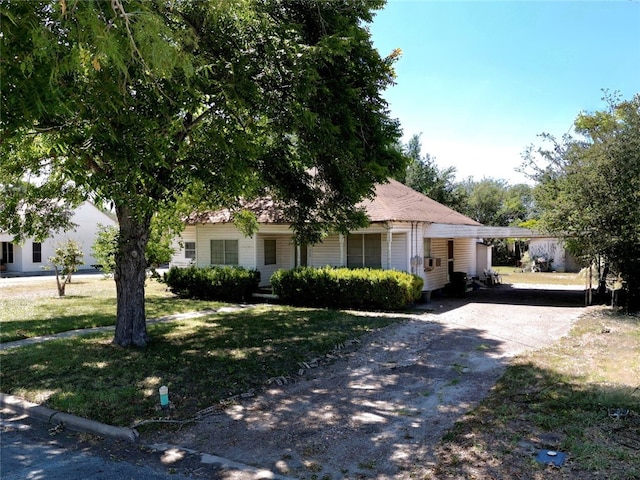 view of front of property featuring a front yard