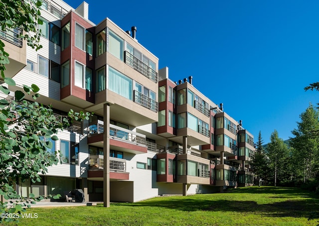 view of building exterior with a residential view