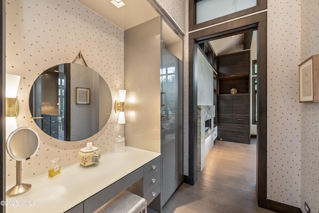 455 Old Creamery Rd, Edwards, CO 81632 - bathroom featuring wood finished floors, vanity, wallpapered walls, and a tub