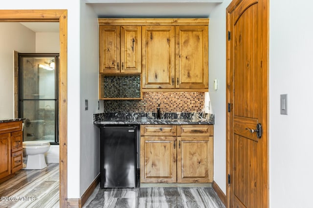 416 Eby Creek Rd, Eagle, CO 81631 - indoor wet bar featuring decorative backsplash and light wood finished floors