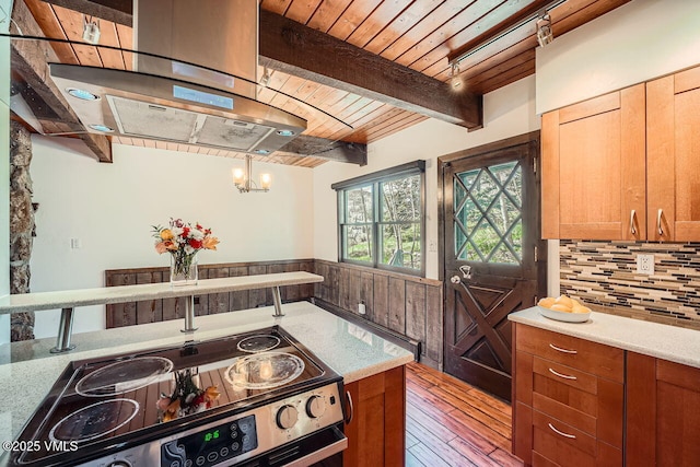 kitchen featuring an inviting chandelier, light wood finished floors, decorative backsplash, wooden ceiling, and stainless steel electric stove