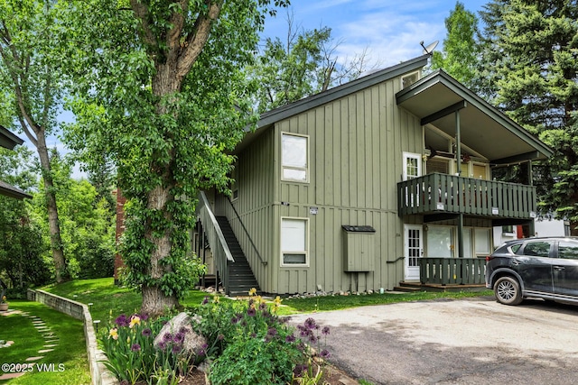 929 Red Sandstone Rd Unit 15D, Vail, CO 81657 - view of front facade featuring board and batten siding and a balcony