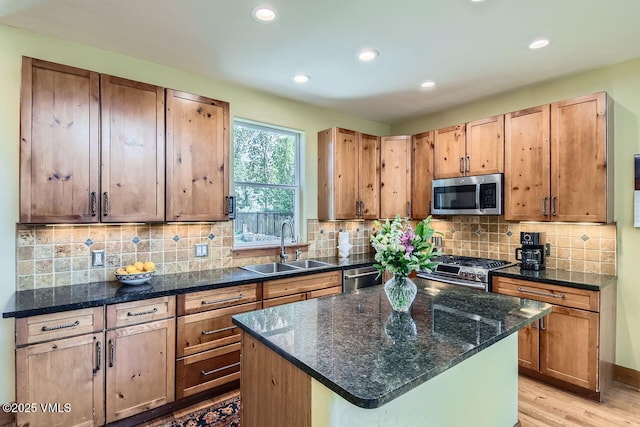 41 Wren Ct, Eagle, CO 81631 - kitchen featuring appliances with stainless steel finishes, a sink, recessed lighting, light wood-style floors, and backsplash