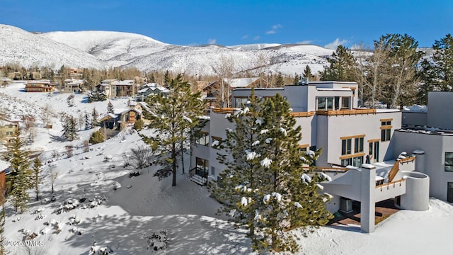 view of mountain feature with a residential view