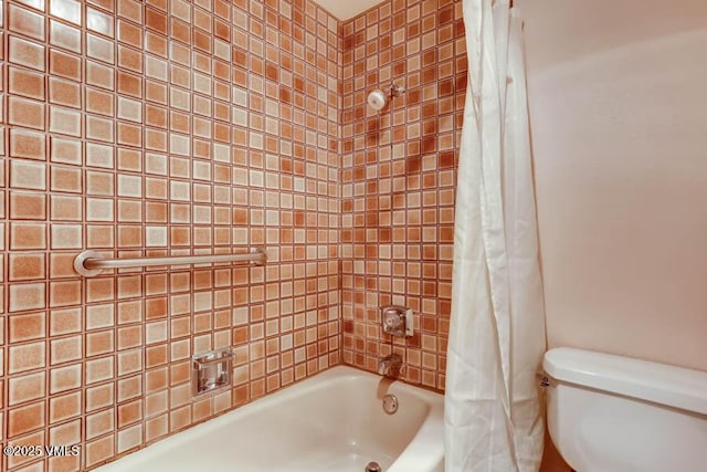 full bath with toilet and shower / bathtub combination with curtain