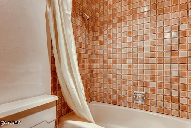 bathroom featuring toilet and shower / tub combo