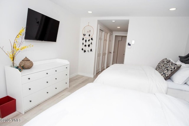 bedroom featuring light wood finished floors, baseboards, and recessed lighting