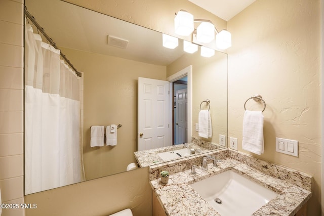 full bathroom featuring a shower with curtain and vanity