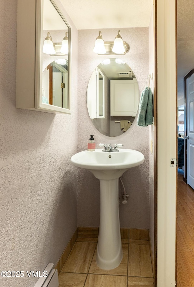 636 Valley Rd, Gypsum, CO 81637 - bathroom featuring a textured wall