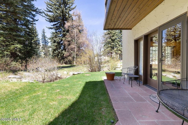 120 Offerson Rd Unit 3002, Beaver Creek, CO 81620 - view of grassy yard featuring a patio area