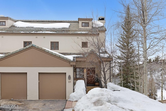 view of front facade featuring stucco siding and driveway