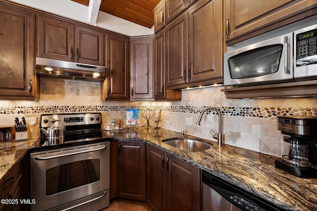 kitchen featuring a sink, tasteful backsplash, under cabinet range hood, and stainless steel appliances