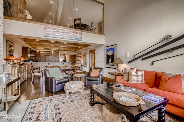 434 S Frontage Rd E Unit 403, Vail, CO 81657 - living room with wood finished floors and a high ceiling