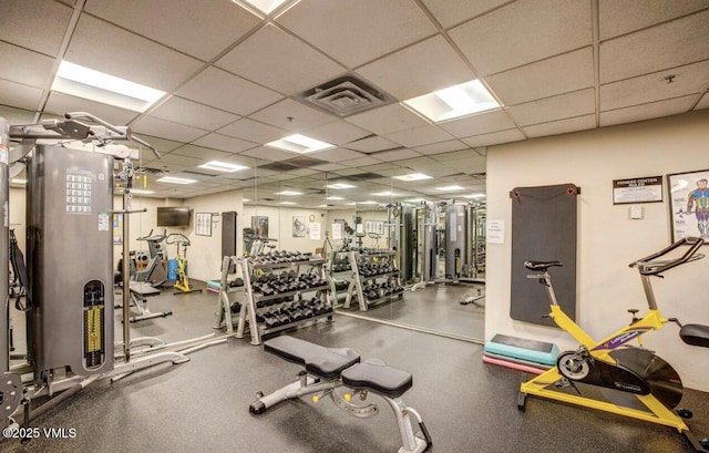 exercise room with visible vents and a drop ceiling