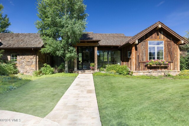 view of front facade with a front yard