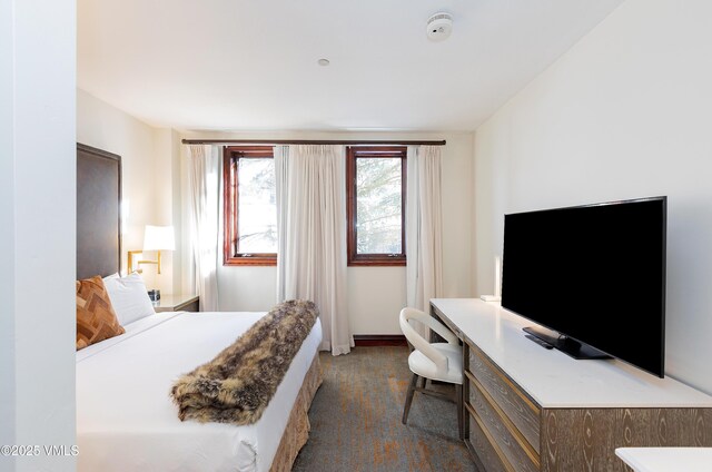 26 Avondale Ln Unit 114-H, Beaver Creek, CO 81620 - bedroom featuring an office area, carpet, and baseboards