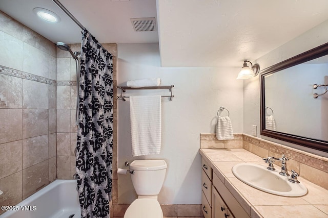 full bathroom with toilet, shower / tub combo, vanity, visible vents, and tasteful backsplash