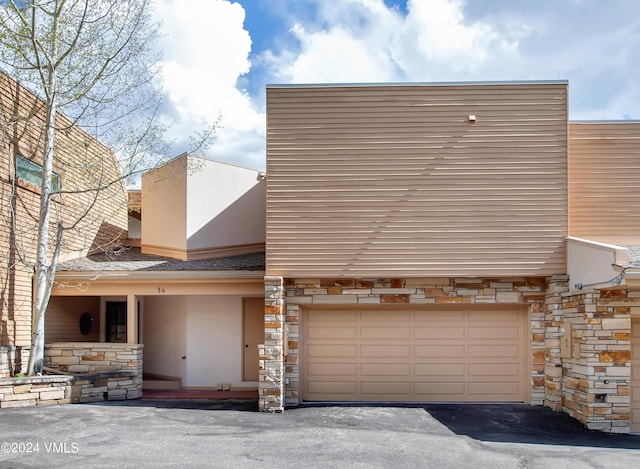 view of front facade featuring a garage