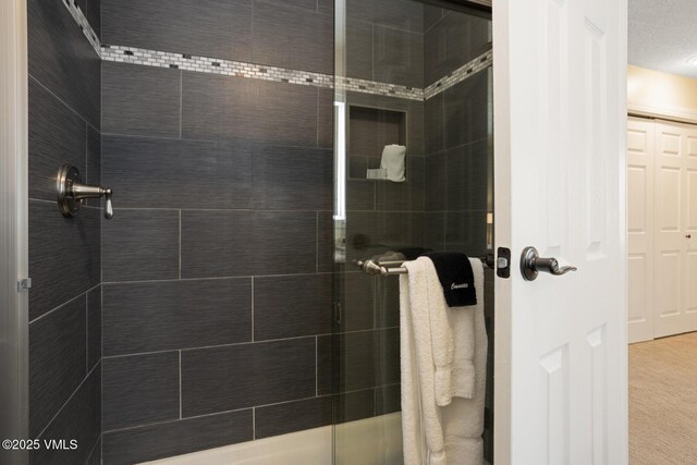 bathroom featuring tiled shower