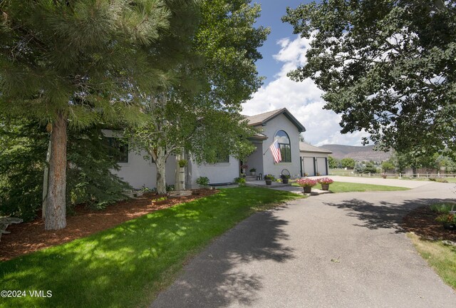 view of front facade with a garage and a front yard