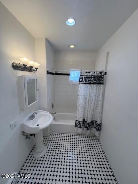 bathroom featuring shower / bath combo with shower curtain