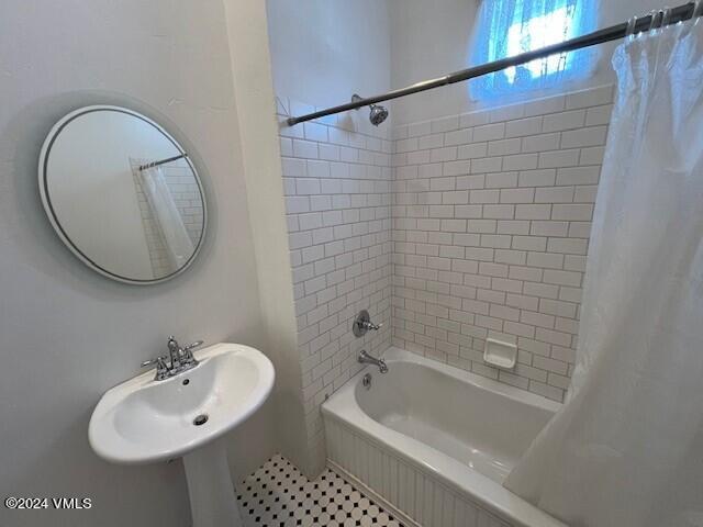 bathroom featuring sink and shower / bath combo