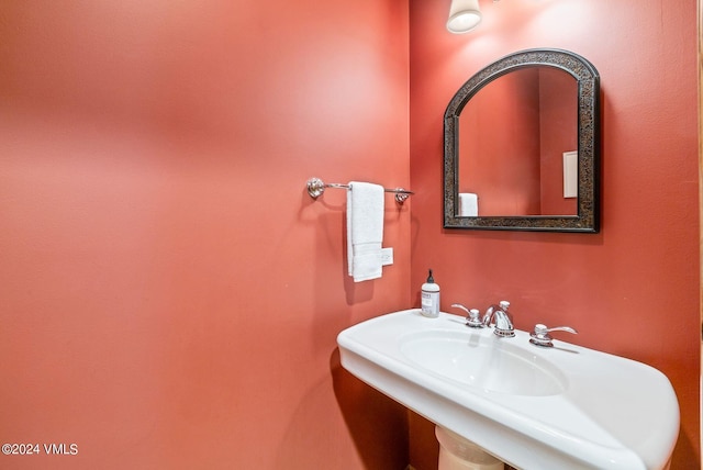 bathroom featuring sink