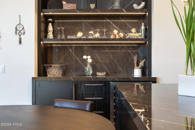 bar featuring backsplash