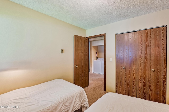 2540 Kinnikinnick Rd Unit G-2, Vail, CO 81657 - bedroom featuring carpet, washer and clothes dryer, a textured ceiling, and a closet