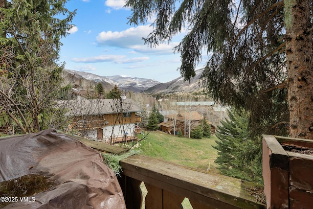 view of yard with a mountain view