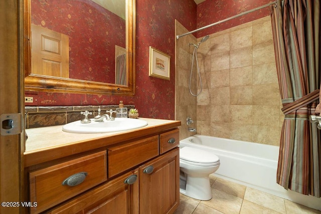 50 Andover Trl, Edwards, CO 81632 - full bath featuring wallpapered walls, tile patterned flooring, toilet, vanity, and shower / bath combo with shower curtain