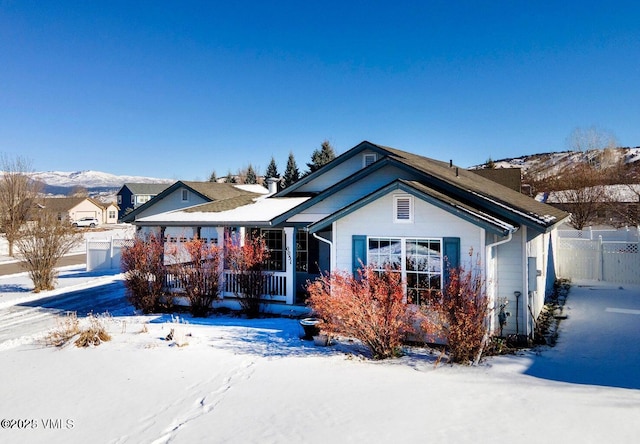 view of front of property featuring a mountain view