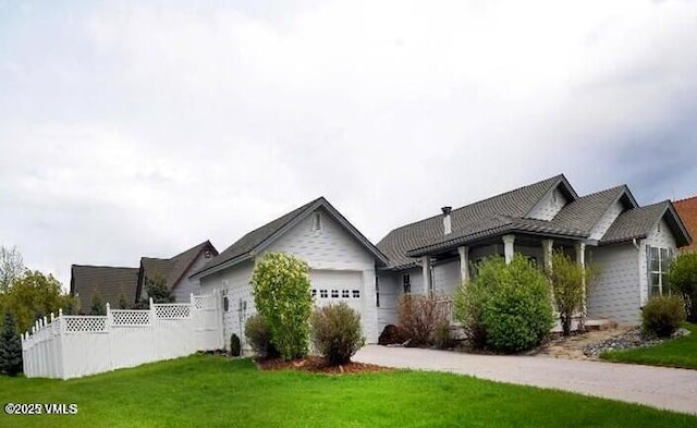 view of front facade with a garage and a front yard