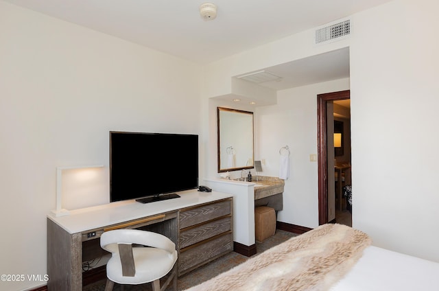 26 Avondale Ln Unit 502-H, Beaver Creek, CO 81620 - bedroom featuring baseboards