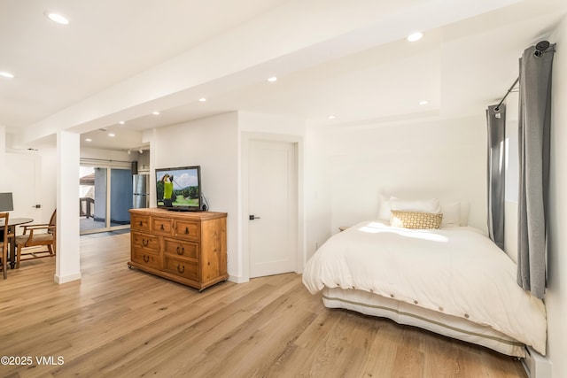 bedroom featuring light wood-style floors, recessed lighting, and baseboards
