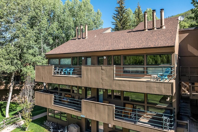 4031 Bighorn Rd Unit 9-H, Vail, CO 81657 - back of property featuring a shingled roof and a balcony