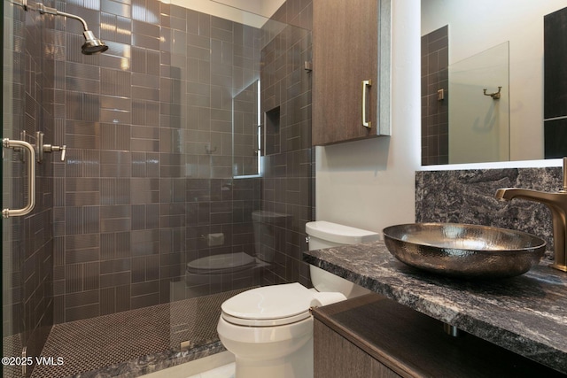 420 Little Andorra Rd, Edwards, CO 81632 - full bath featuring a tile shower, vanity, and backsplash
