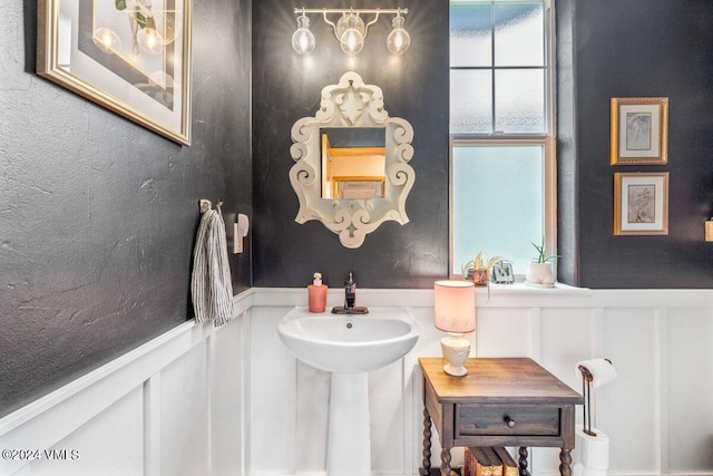 bathroom featuring sink