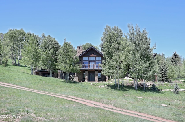 view of front of house featuring a front lawn