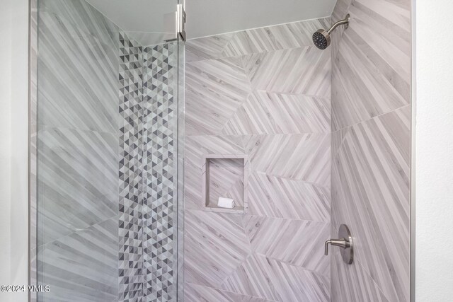 details featuring a tile shower